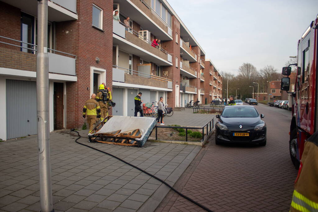 Bed vliegt in brand in appartement