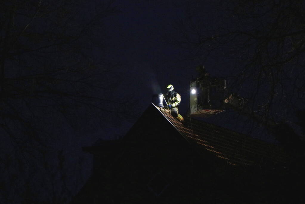 Weg afgesloten wegens schoorsteenbrand