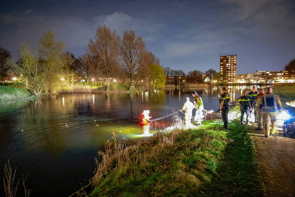 Persoon met scootmobiel raakt vermoedelijk te water