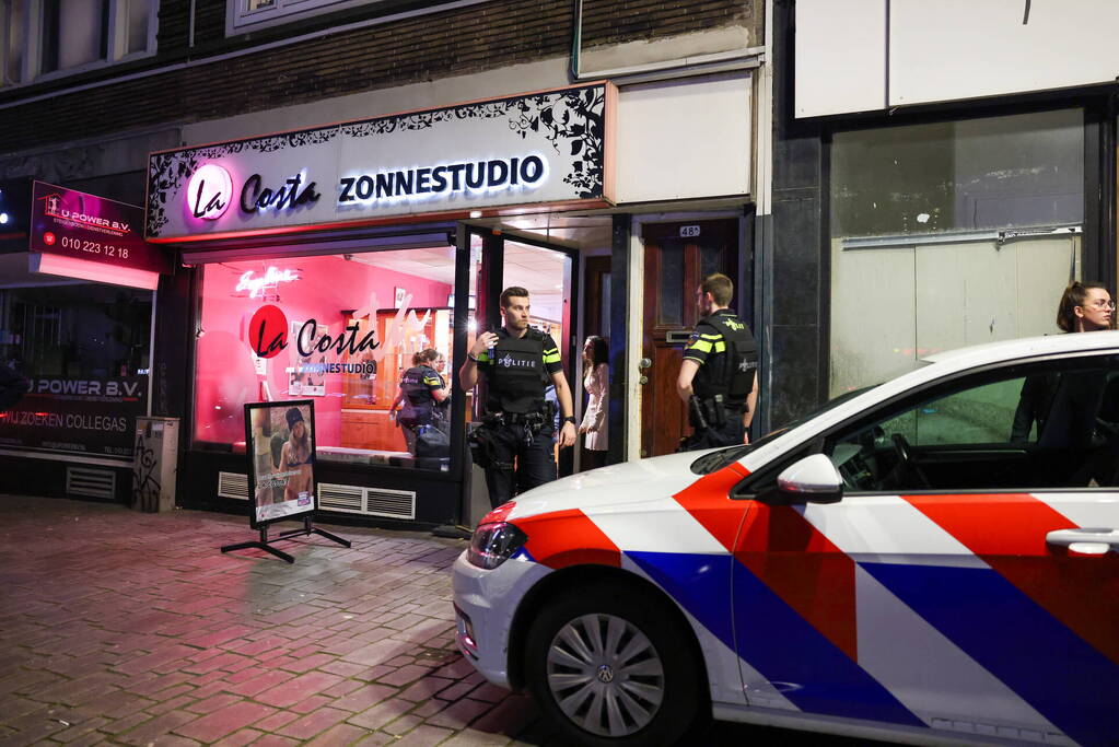 Agenten in kogelwerende vesten na overval melding zonnestudio