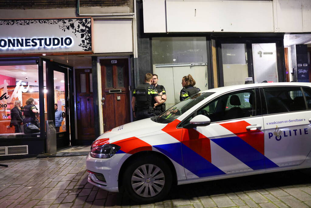 Agenten in kogelwerende vesten na overval melding zonnestudio