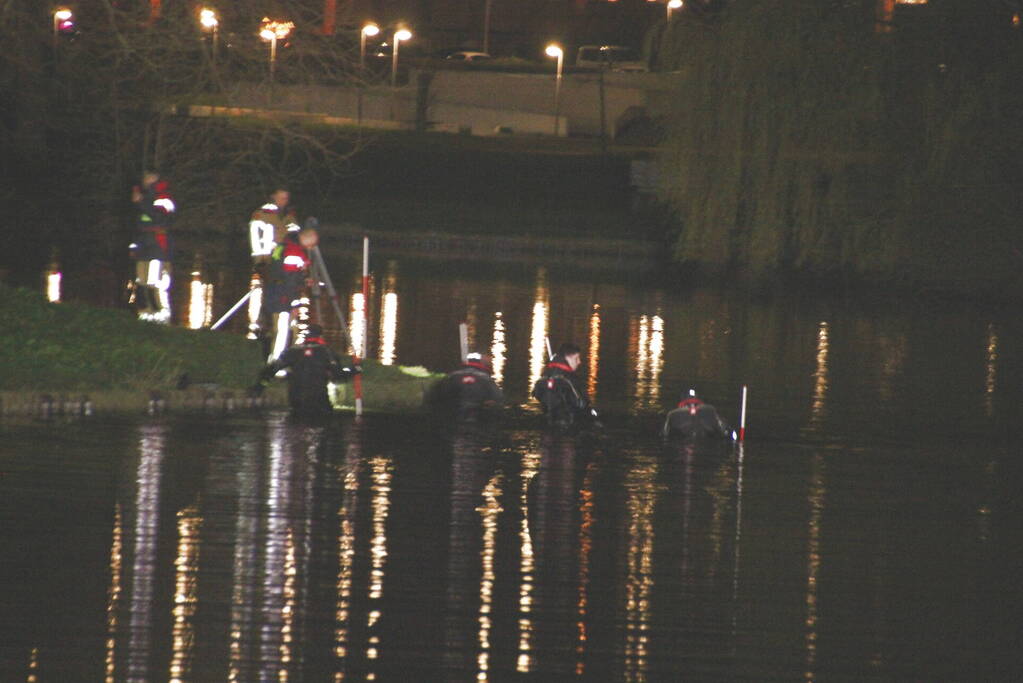 Zoektocht naar mogelijk persoon in water