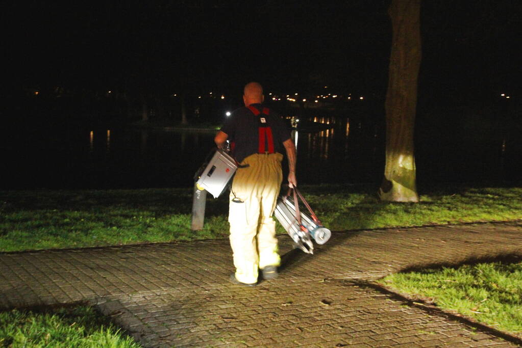 Zoektocht naar mogelijk persoon in water