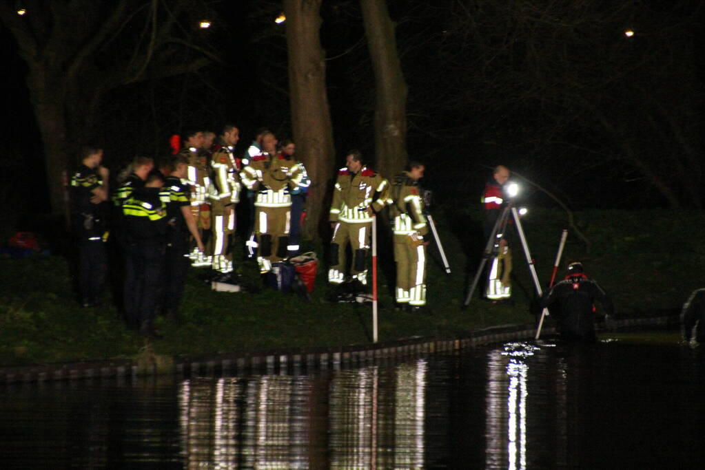 Zoektocht naar mogelijk persoon in water