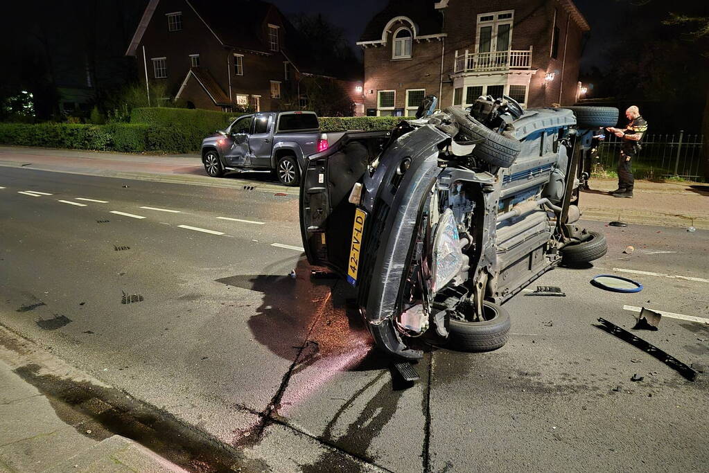 Auto op de zijkant na ongeluk