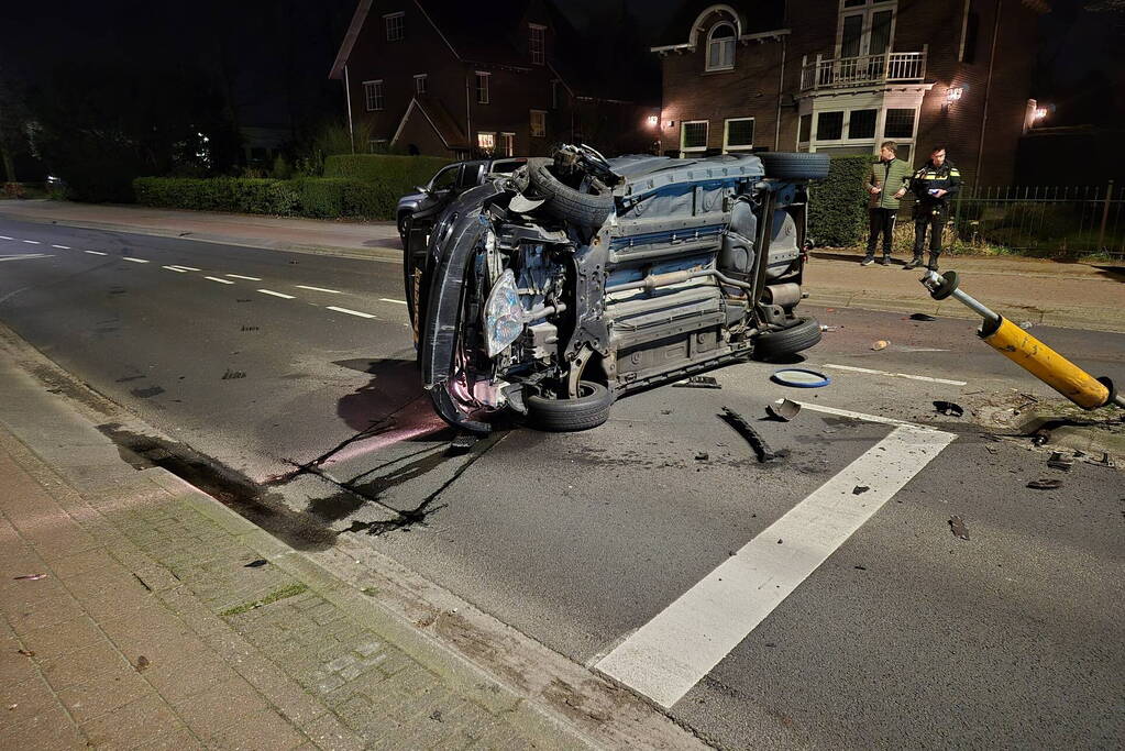 Auto op de zijkant na ongeluk