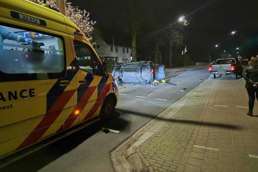 Auto op de zijkant na ongeluk