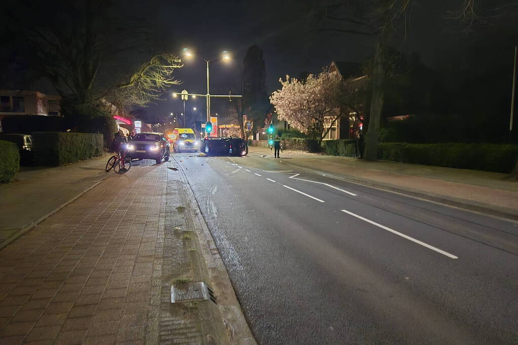 Auto op de zijkant na ongeluk