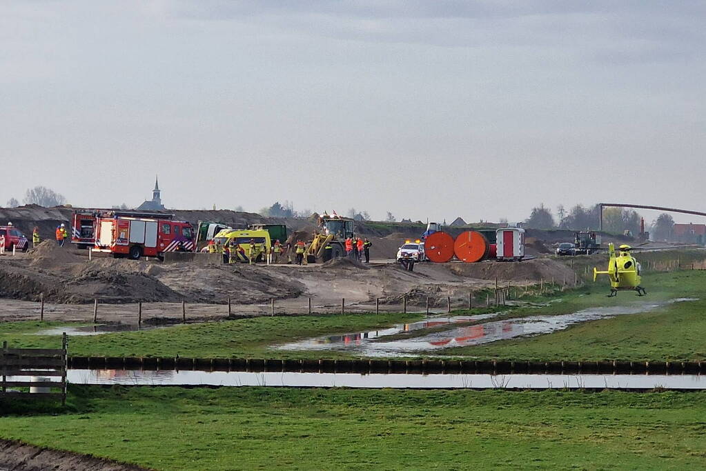 Vrachtwagen kantelt op bouwplaats