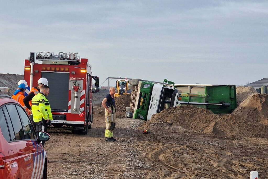 Vrachtwagen kantelt op bouwplaats