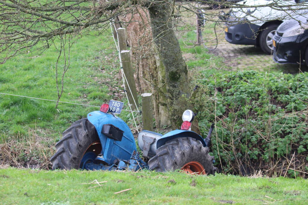 Tractor raakt te water, bestuurder gewond