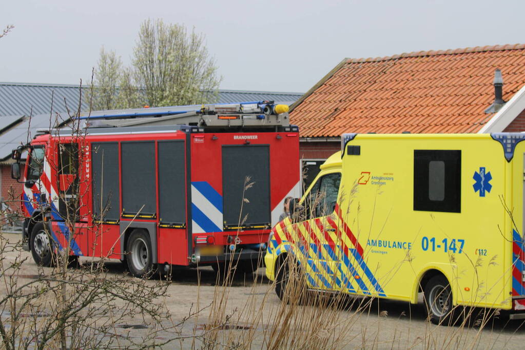 Tractor raakt te water, bestuurder gewond