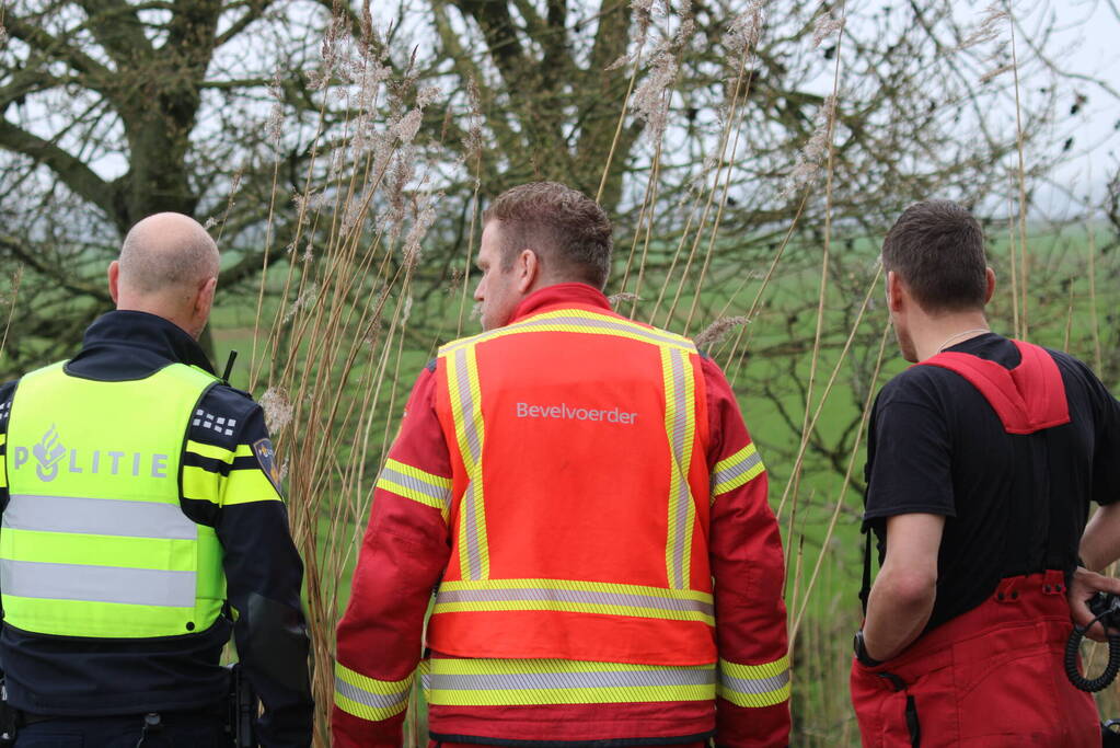 Tractor raakt te water, bestuurder gewond