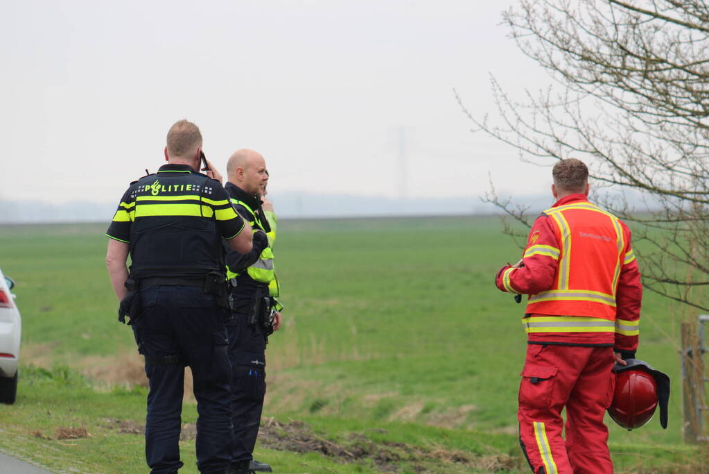 Tractor raakt te water, bestuurder gewond