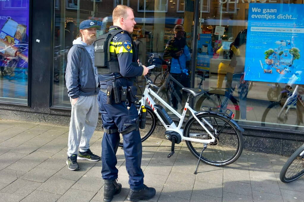 Dader voortvluchtig na steekpartij