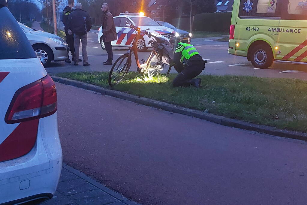 Fietser geschept bij rotonde