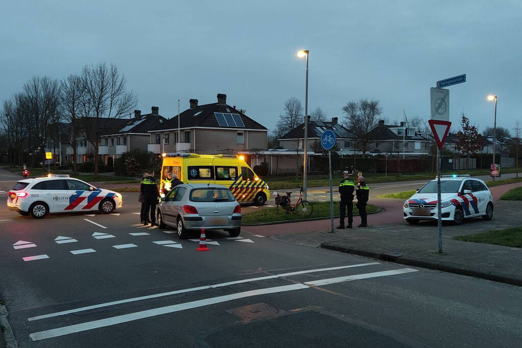 Fietser geschept bij rotonde