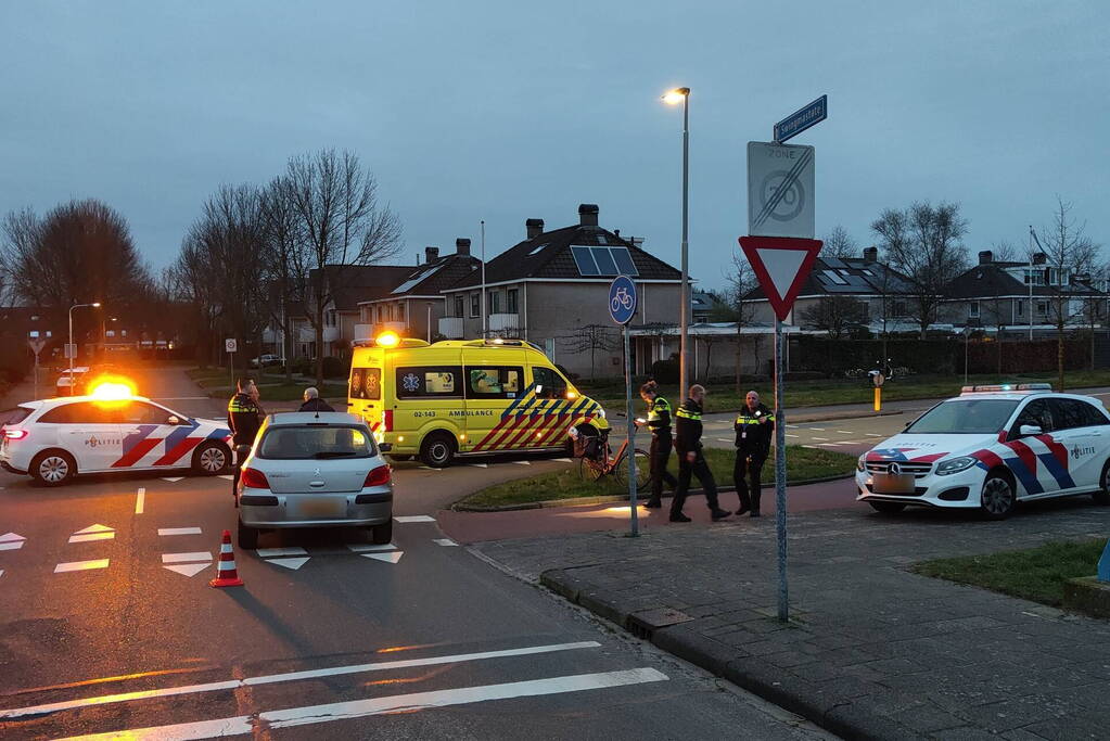 Fietser geschept bij rotonde