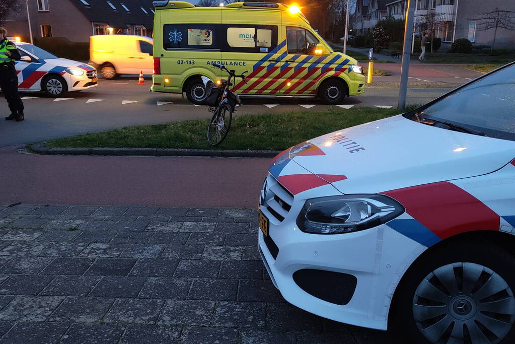 Fietser geschept bij rotonde