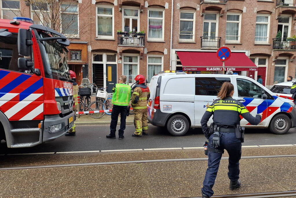 Een vrouw met verward gedrag uit woning gehaald