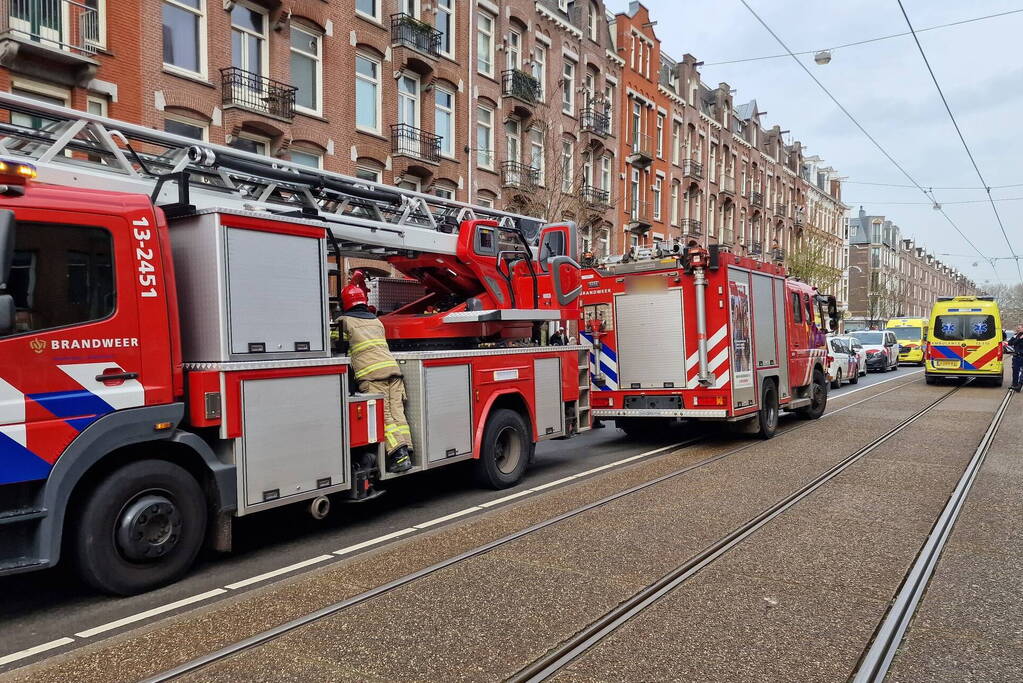 Een vrouw met verward gedrag uit woning gehaald