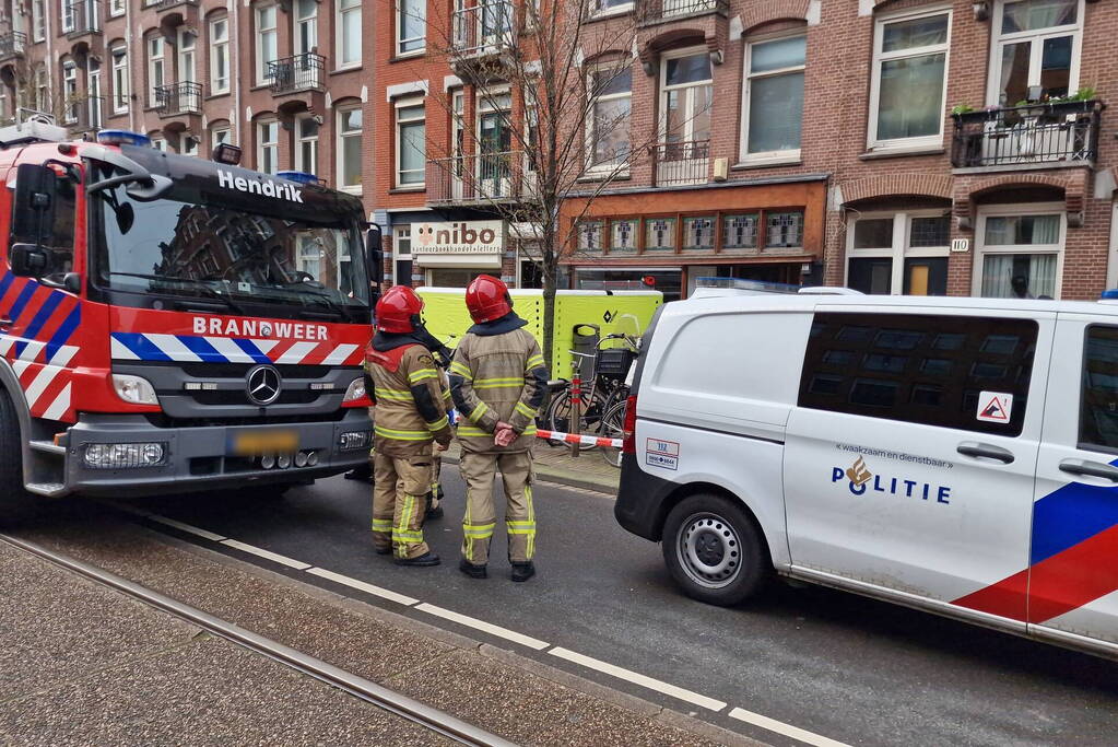 Een vrouw met verward gedrag uit woning gehaald