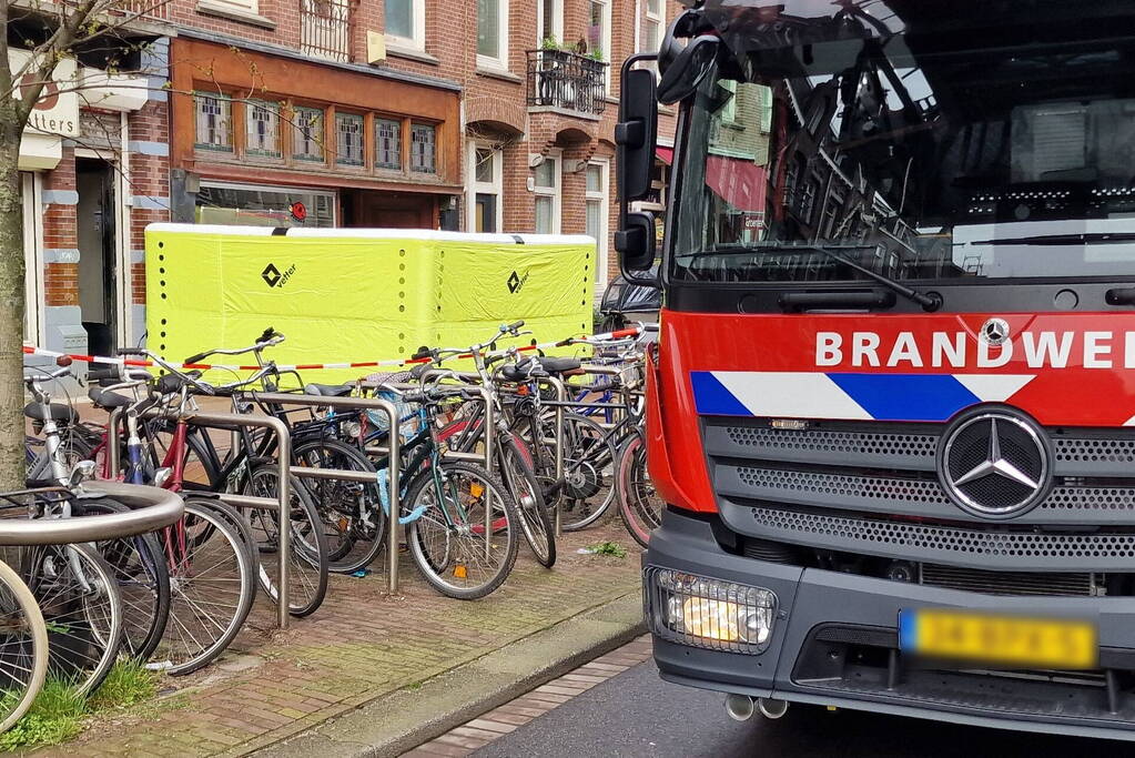 Een vrouw met verward gedrag uit woning gehaald