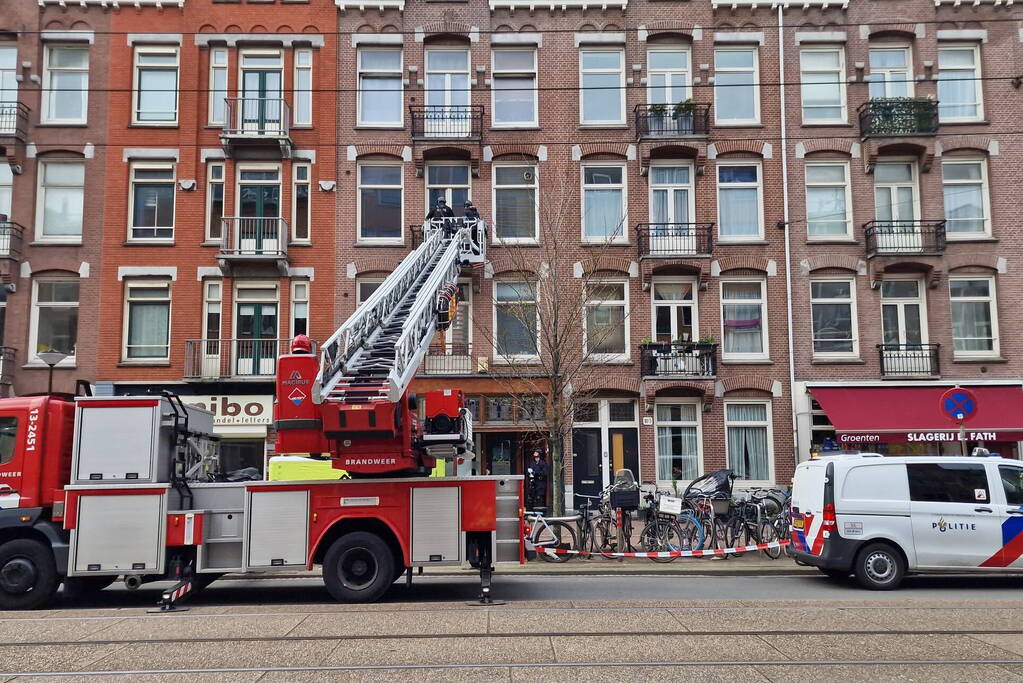 Een vrouw met verward gedrag uit woning gehaald