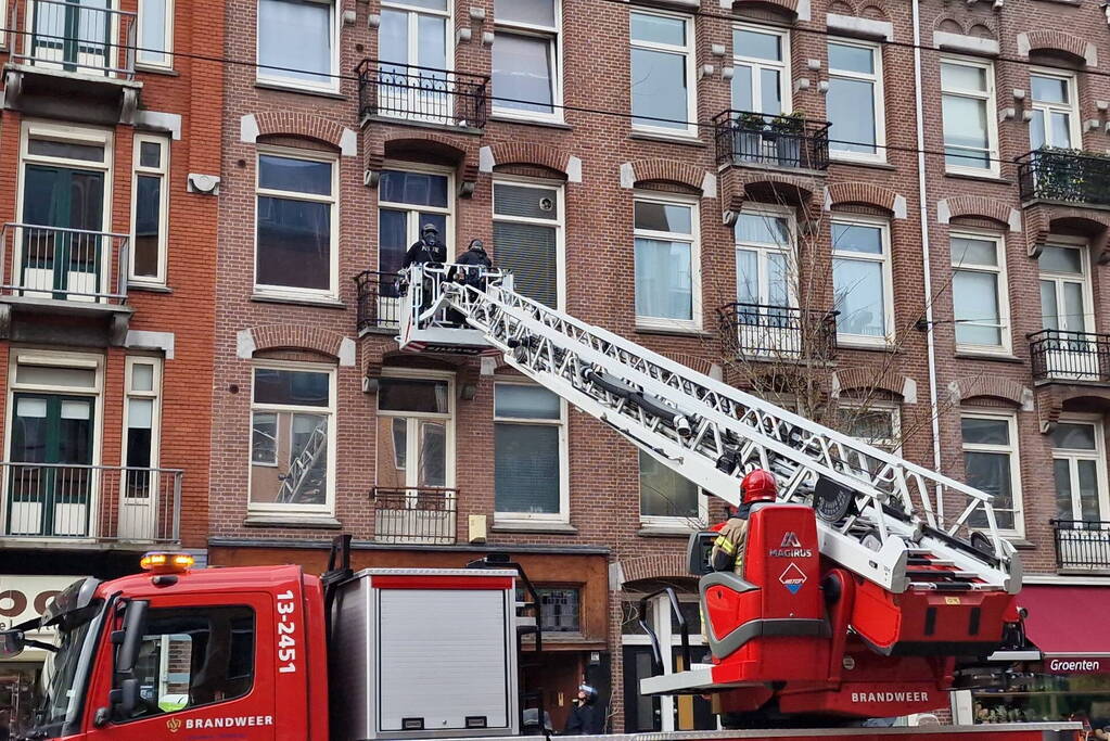 Een vrouw met verward gedrag uit woning gehaald