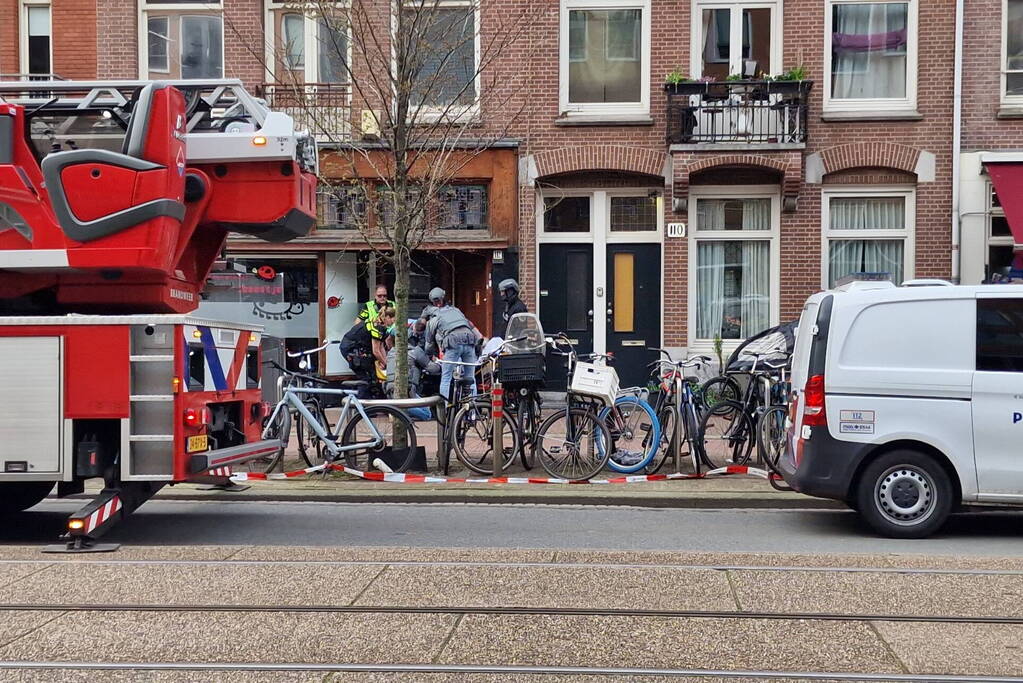 Een vrouw met verward gedrag uit woning gehaald