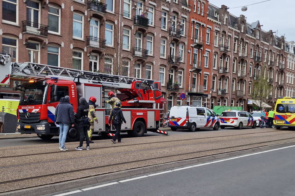 Een vrouw met verward gedrag uit woning gehaald