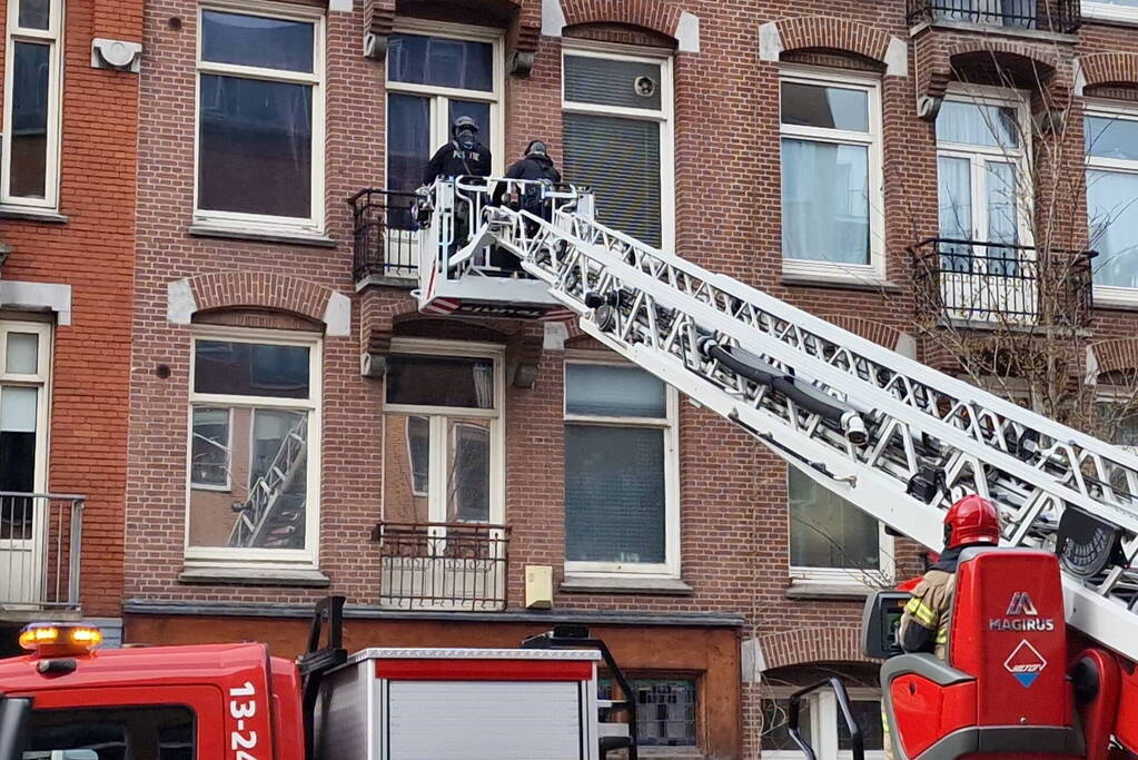 Een vrouw met verward gedrag uit woning gehaald