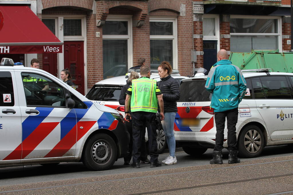 Een vrouw met verward gedrag uit woning gehaald