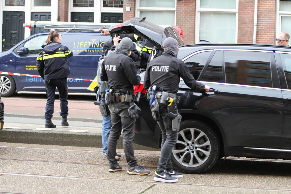 Een vrouw met verward gedrag uit woning gehaald