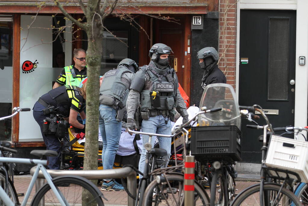 Een vrouw met verward gedrag uit woning gehaald