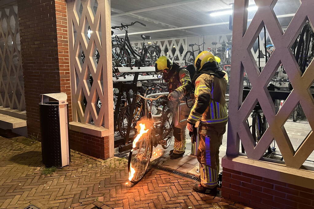 Brandweer blust brandende fiets