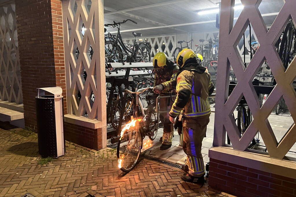 Brandweer blust brandende fiets