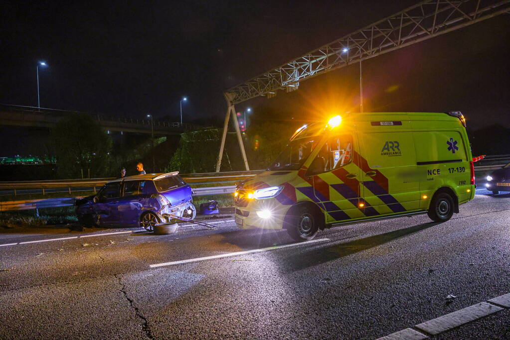 Automobilist raakt gewond nadat hij tegen vangrail botst