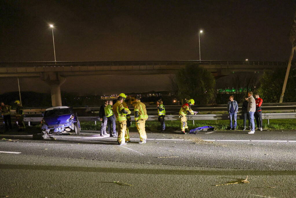 Automobilist raakt gewond nadat hij tegen vangrail botst