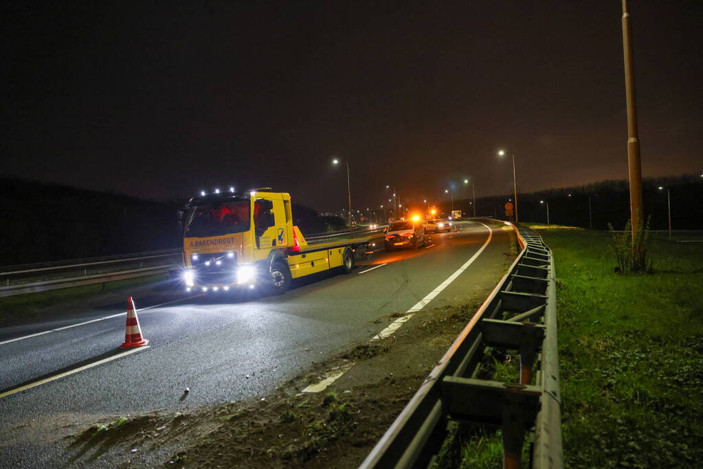 Automobilist raakt gewond nadat hij tegen vangrail botst