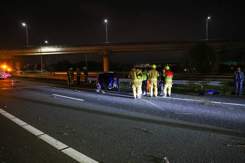 Automobilist raakt gewond nadat hij tegen vangrail botst