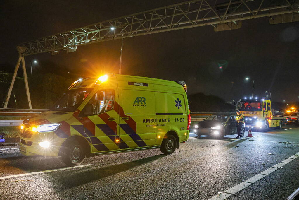 Automobilist raakt gewond nadat hij tegen vangrail botst