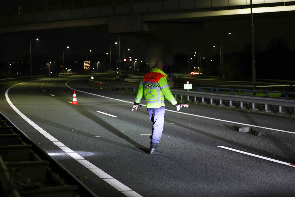 Automobilist raakt gewond nadat hij tegen vangrail botst