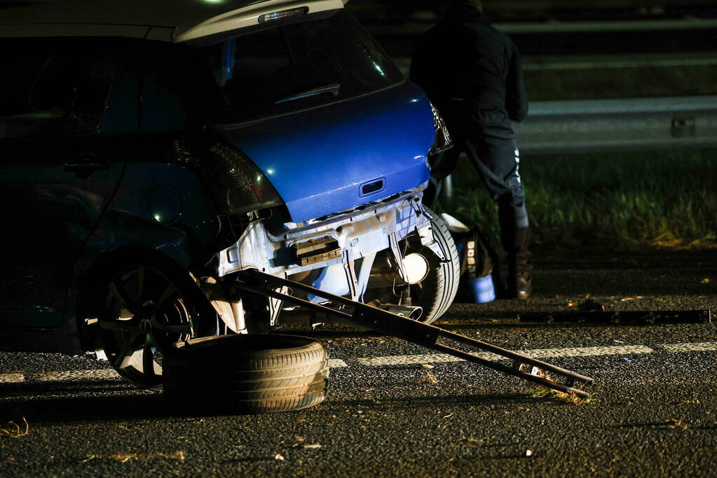 Automobilist raakt gewond nadat hij tegen vangrail botst