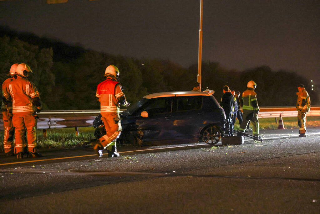 Automobilist raakt gewond nadat hij tegen vangrail botst