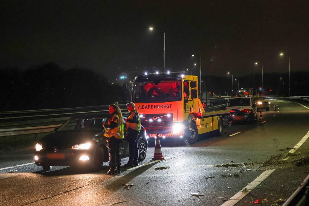 Automobilist raakt gewond nadat hij tegen vangrail botst