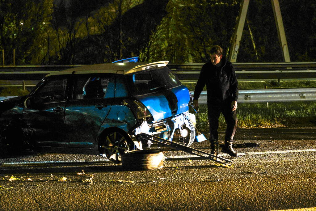 Automobilist raakt gewond nadat hij tegen vangrail botst