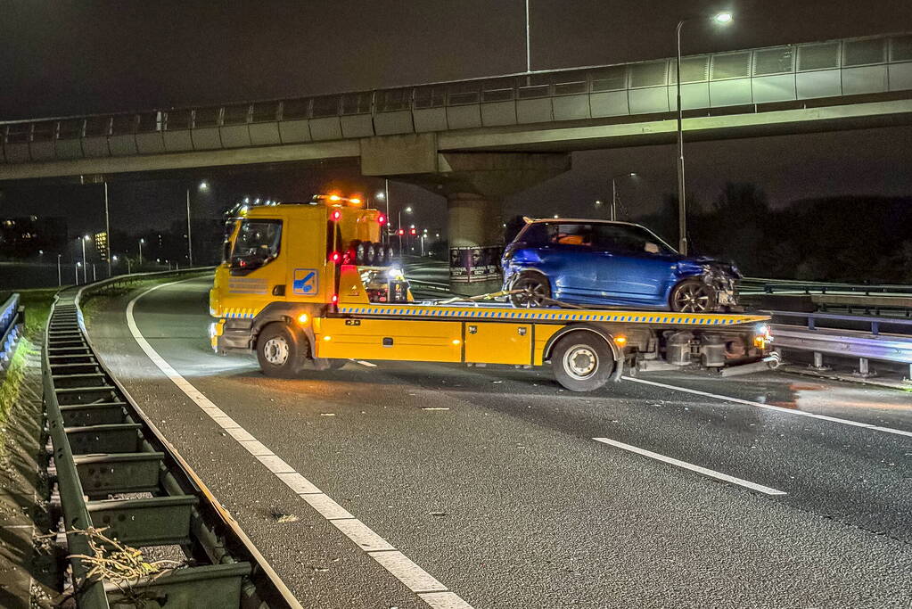 Automobilist raakt gewond nadat hij tegen vangrail botst