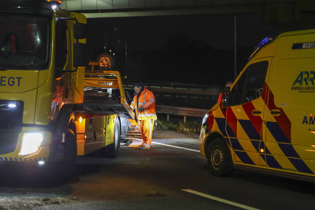 Automobilist raakt gewond nadat hij tegen vangrail botst