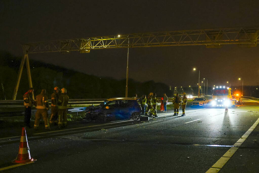 Automobilist raakt gewond nadat hij tegen vangrail botst